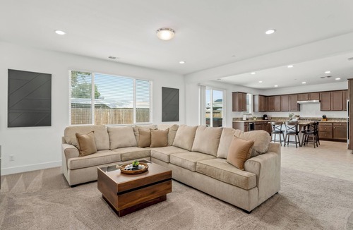 Clovis House | NEW Clovis House - 4 Bed: 3 Bath - Hot Tub - Garage