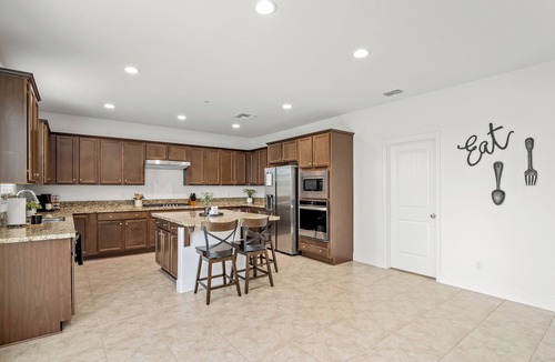 Clovis House | NEW Clovis House - 4 Bed: 3 Bath - Hot Tub - Garage
