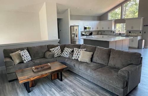 Christmas Valley Cabin | *New Construction*King Bed*3 Car Garage*Bathtub*