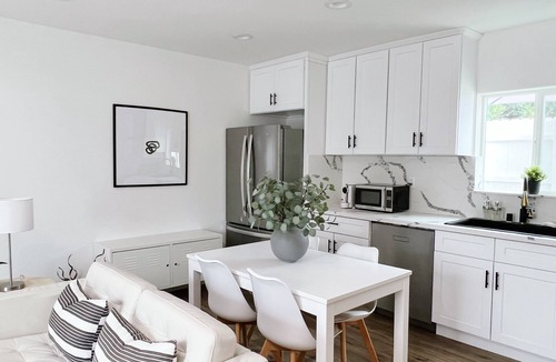 Reseda House | NEW! Hart House - Gorgeous 3BR House in Sunny LA