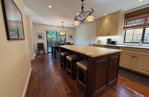 Yountville House | New Listing! Yountville home, 3 bedroom 3 bath house with office in town