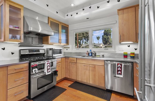 Northwest Anaheim House | NEW Magical Family Fun! 10 Mins to Disneyland, Private Pool/Bounce House!