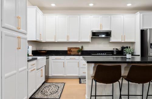 Willow Creek House | *NEW* Modern 4BR Home Nr Airport and Downtown w Fire Pit