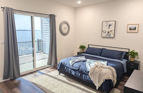 El Lago House | New Modern Lakeview Townhome - Near NASA & Kemah