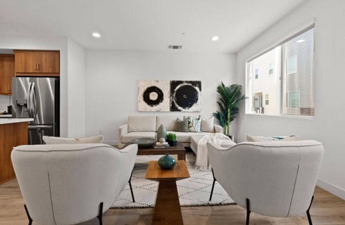 West Oakland House | New Modern townhome three-level in home parking 2+3 bathroom