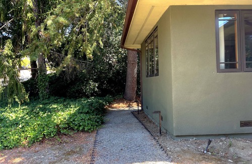 Ladera Apartment | New! Quiet Studio. Private Entrance. Parking. WiFi. Laundry. Near Stanford.