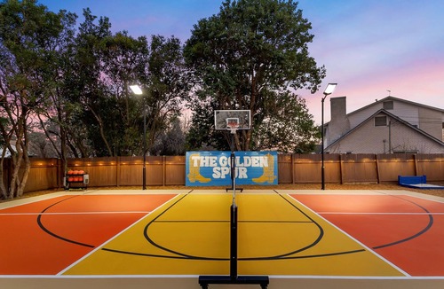 Leon Valley House | NEW Retro Luxury SoccerField+Pool+Tub+Treehouse+Pickle/Basketball+Theatre+Arcade