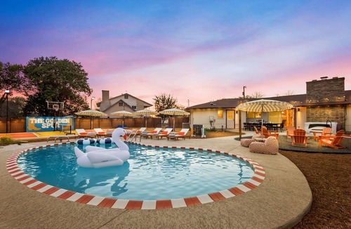 Leon Valley House | NEW Retro Luxury SoccerField+Pool+Tub+Treehouse+Pickle/Basketball+Theatre+Arcade