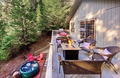 Croft House | New! Secluded, forest, private hot tub, pet friendly, rivers, lakes, wineries