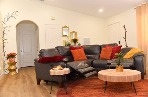 Hesperia House | -NEW-> Stay and the Golden Pedal Estate: Serene Getaway