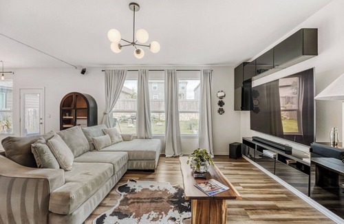 Del Valle House | NEW Stylish 3BR by Tesla, Airport + F1