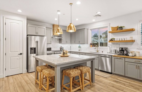 Sacramento House | NEW Stylish 5-Bed, 3-Bath Home Near Downtown with EV Charger