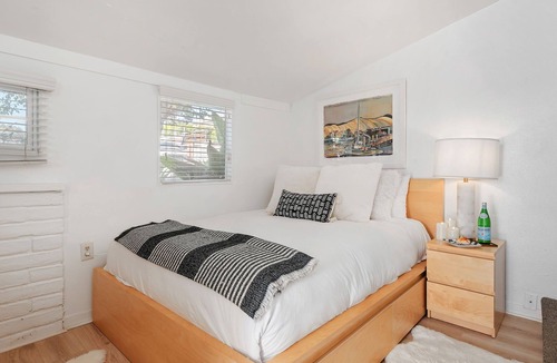 Summerland Apartment | NEW to the Market – Sweet Summerland Sail – 1 BD – Walk to Beach, Restaurants, and Shops!