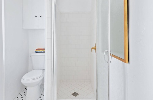Summerland Apartment | NEW to the Market – Sweet Summerland Sail – 1 BD – Walk to Beach, Restaurants, and Shops!