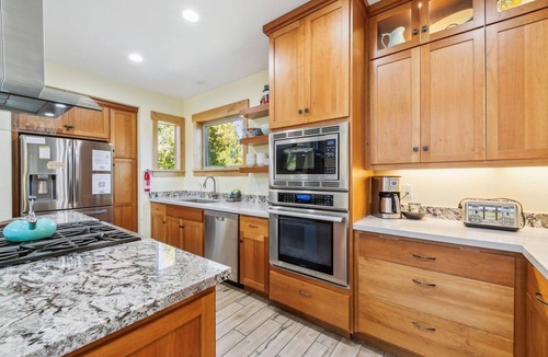 Mountain View Estates Cabin | Newer 5Br Mountain Home, Hot Tub, Walk-to-Trails, 9 Beds, Game Room, Dog Friendly and Fenced