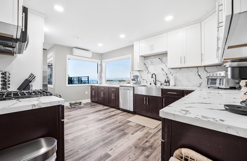 Ocean Beach House | Newly Remodeled Mansion With Breathtaking 300° Views! AC, Parking, Spacious!