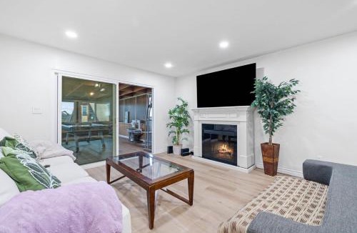 University City House | Newly Renovated Entire 4BR house and big backyard