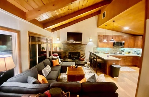 Chamberlands Cabin | Newly Renovated Family Lake House, Private Beach!