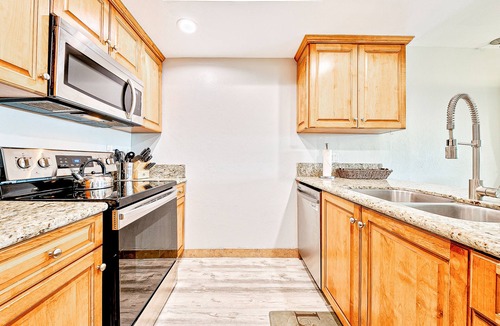 Balboa Peninsula House | Newport Beach condo with oceanfront patio in ideal location