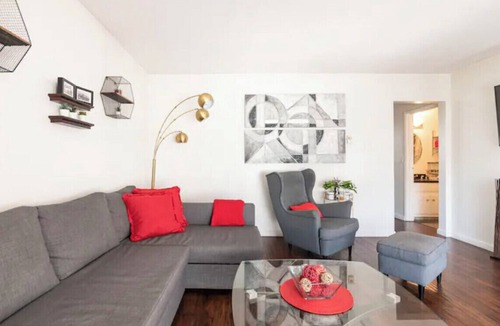 East Village Apartment | Next to CONVENTION CENTER & BEACH!