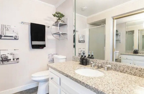 East Village Apartment | Next to CONVENTION CENTER & BEACH!