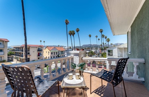 Wilshire House | Normandie Manor | 6BR Hollywood Sign Views, Chef's Kitchen, Gated + Dog Friendly