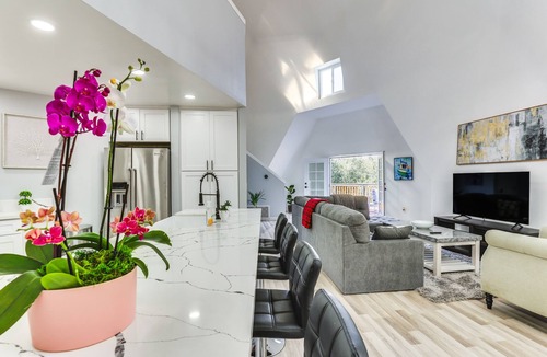 North Ridge House | North San Diego Retreat w/Deck, Fire Pit Table!