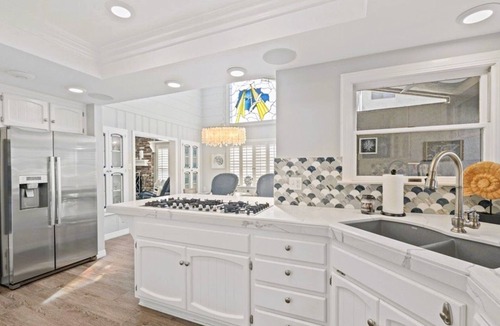 Belmont Shore House | nRare beach find-Steps from Sand, 2 car gar, 3/2+loft, Ocean Views, Hot Tub, AC
