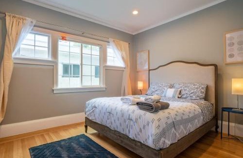 Oakland Ave - Harrison St Apartment | Oak Manor - Chic & Stylish 2BR Apartment Retreat