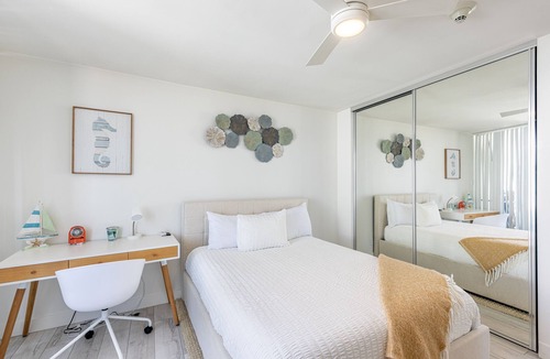Downtown Bed & Breakfast | 💫Ocean Dream plush Condo W/ complementary parking and Pool 💫