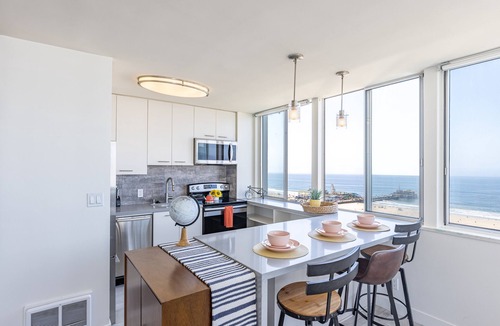 Downtown Bed & Breakfast | 💫Ocean Dream plush Condo W/ complementary parking and Pool 💫