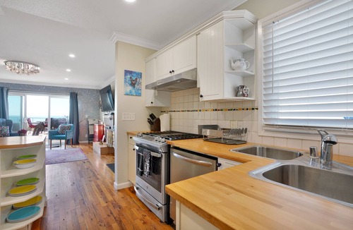 Sharp Park House | Ocean Front Home- French Villa - Pacifica-San Francisco! Hear waves and relax!