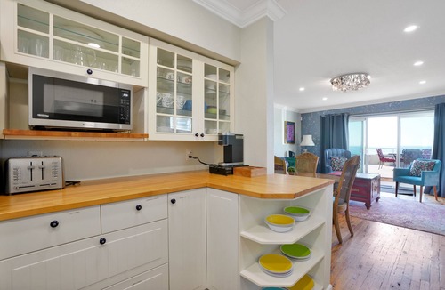 Sharp Park House | Ocean Front Home- French Villa - Pacifica-San Francisco! Hear waves and relax!