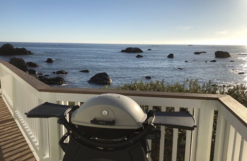 Crescent City House | Ocean's Edge-Ocean front home!