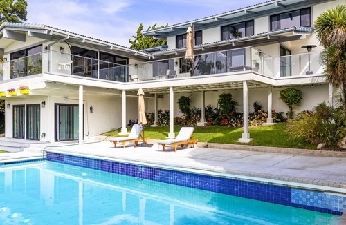 Rancho Palos Verdes House | Ocean-view luxury home with oversize heated pool in Rancho Palos Verdes