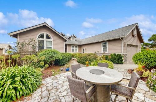 Harbor House | Oceanfront home with outdoor dining WIFI fireplace gas grill washer & dryer