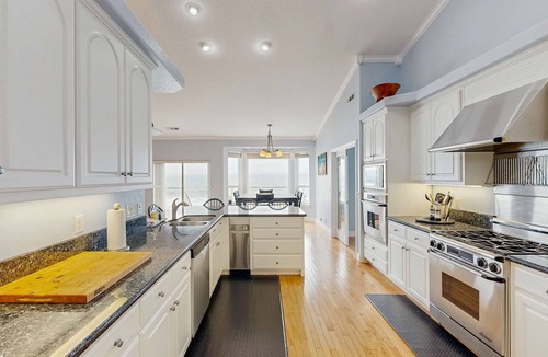 Harbor House | Oceanfront home with outdoor dining, WIFI, fireplace, gas grill, washer & dryer