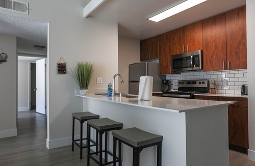 Ivey Ranch - Rancho Del Oro Apartment | Oceanside Beach style Two bedroom huge Pool & hot tubs King bed No cleaning fee