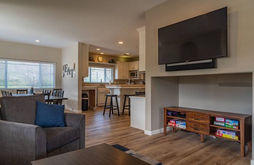 Templeton House | Olive Orchard + Pool + Hot Tub | Hilltop Views | Hidden Hills Olives and Oaks