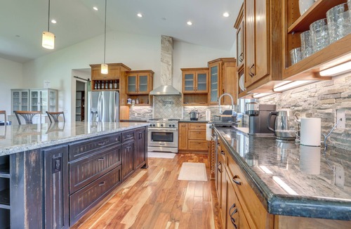 Pilot Hill House | On-Site Vineyard: Gem on 10 Acres in Pilot Hill!