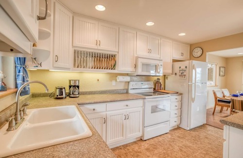 Bayshore House | On the majestic Pacific, Whales Wonder offers ocean views, peace and ambiance.