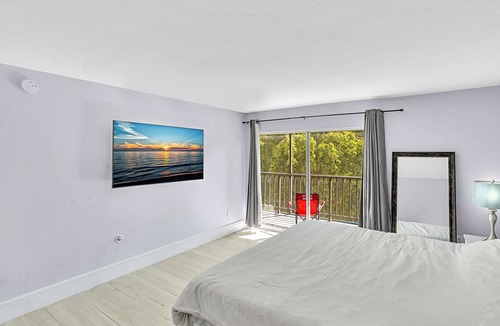 Sunny Isles Beach Apartment | One Bedroom Steps Away From The Beach | Pool!