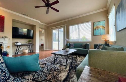 West Sacramento House | One Story Pet & Family Friendly Fireplace