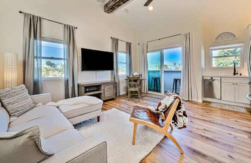 Sunset Cliffs Cottage | Open, sunlit condo with ocean glimpses, fast WiFi, central A/C, & a full kitchen
