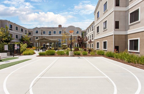 Lake Forest Condo | Outdoor Pool & Hot Tub. Free Breakfast. 30 Min Drive to Disney!
