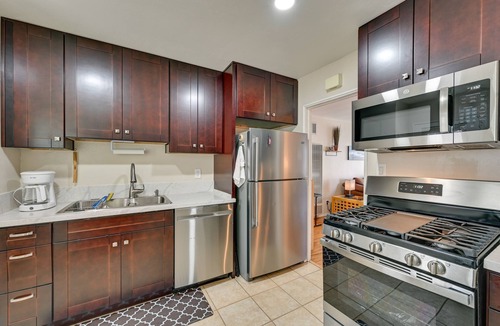 Pacific Beach Apartment | Pacific Beach Apartment: Walk to Beach & Pier!
