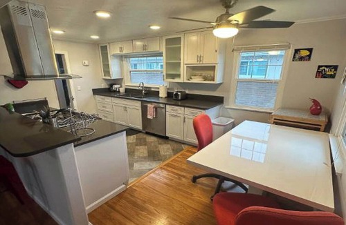 North Pacific Beach Cottage | Pacific Beach Cottage - 1 Block from the Ocean