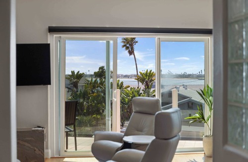 Crown Point Condo | Pacific Beach Townhome with Rooftop Views