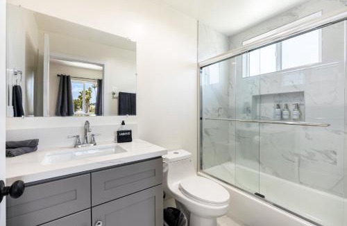 Wilshire House | Palm Breeze Escape