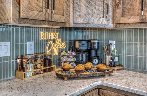 East Ellijay Cabin | Panoramic Mountain & Sunset View · 3 King Suites · Sauna · XL Hot Tub · Fire Pit